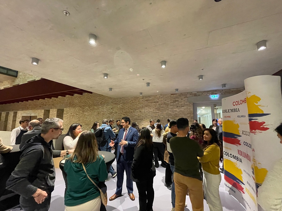 Embajada de Colombia en Hungría y su sección consular organizaron una charla sobre la nueva Ley Migratoria