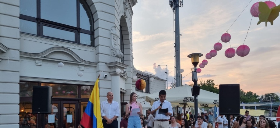 Embajador le habla a la comunidad colombiana que asiste al parque Varosliget para celebrar la Independencia Nacional.